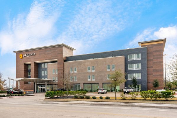 La Quinta Inn Suites by Wyndham College Station South — Property