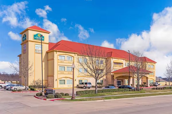 La Quinta Inn Suites by Wyndham Eastland — Property