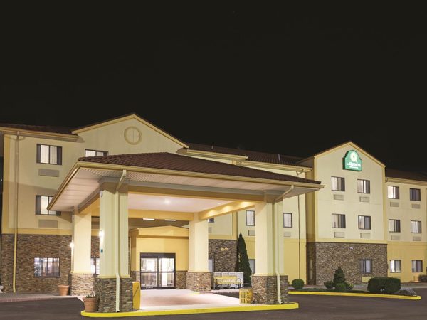 La Quinta Inn Suites by Wyndham Elizabethtown — Property