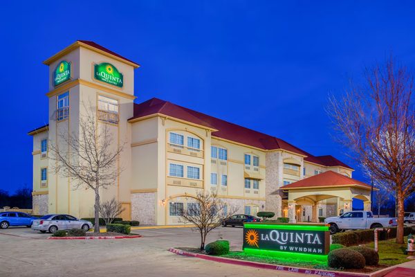 La Quinta Inn Suites by Wyndham Ennis — Property