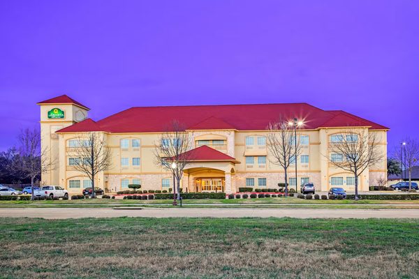 La Quinta Inn Suites by Wyndham Ennis — Property