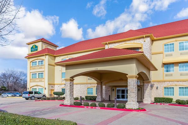 La Quinta Inn Suites by Wyndham Ennis — Property
