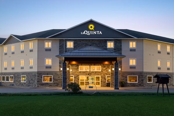 La Quinta Inn Suites by Wyndham Fairbanks Airport — Property
