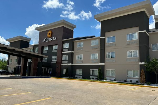 La Quinta Inn Suites By Wyndham Fayetteville — Property