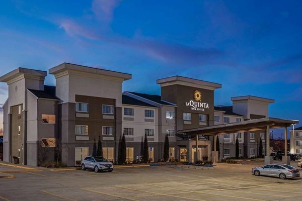 La Quinta Inn Suites By Wyndham Fayetteville — Property