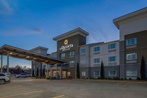 La Quinta Inn Suites By Wyndham Fayetteville — Property