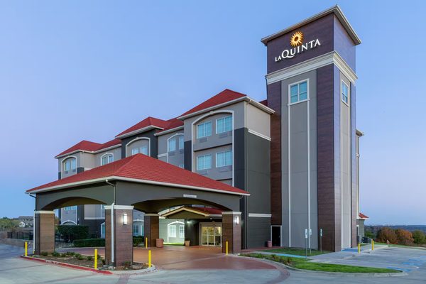 La Quinta Inn Suites by Wyndham Fort Worth Lake Worth — Property