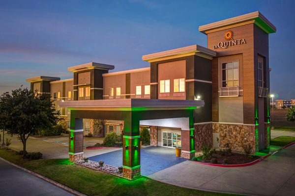 La Quinta Inn Suites by Wyndham Ft Worth Forest Hill TX — Property