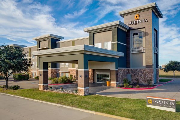 La Quinta Inn Suites by Wyndham Ft Worth Forest Hill TX — Property