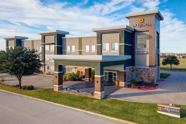 La Quinta Inn Suites by Wyndham Ft Worth Forest Hill TX — Property