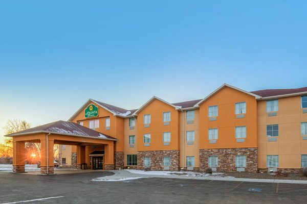 La Quinta Inn Suites By Wyndham Glendive — Property