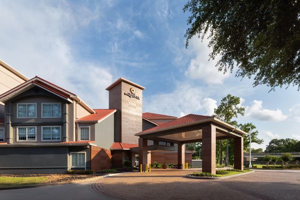 La Quinta Inn Suites by Wyndham Houston Bush IAH South — Property