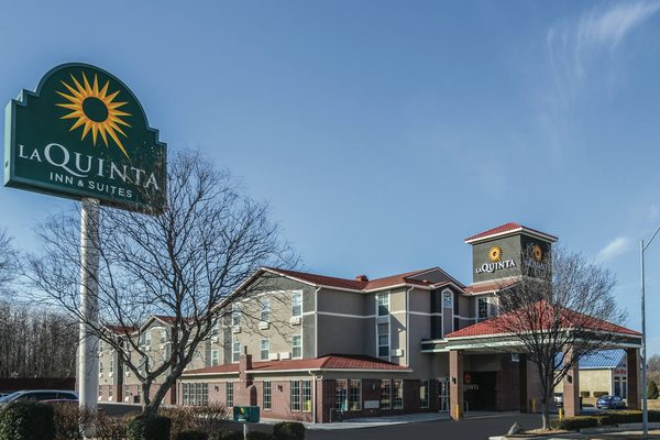 La Quinta Inn Suites by Wyndham Kansas City Airport — Property