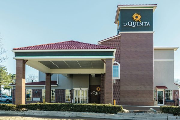 La Quinta Inn Suites by Wyndham Kansas City Airport — Property