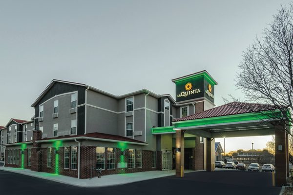 La Quinta Inn Suites by Wyndham Kansas City Airport — Property