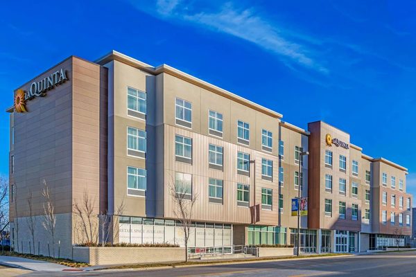 La Quinta Inn Suites by Wyndham Kansas City Beacon Hill — Property