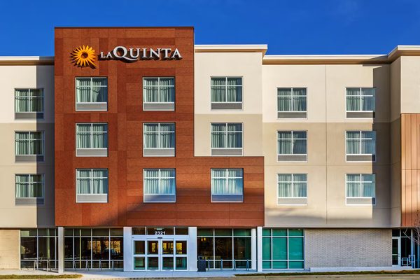 La Quinta Inn Suites by Wyndham Kansas City Beacon Hill — Property