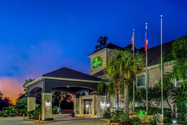 La Quinta Inn Suites by Wyndham Kingwood Houston IAH Airpt — Property