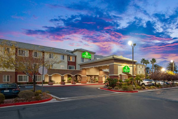 La Quinta Inn Suites by Wyndham Las Vegas Red Rock — Property