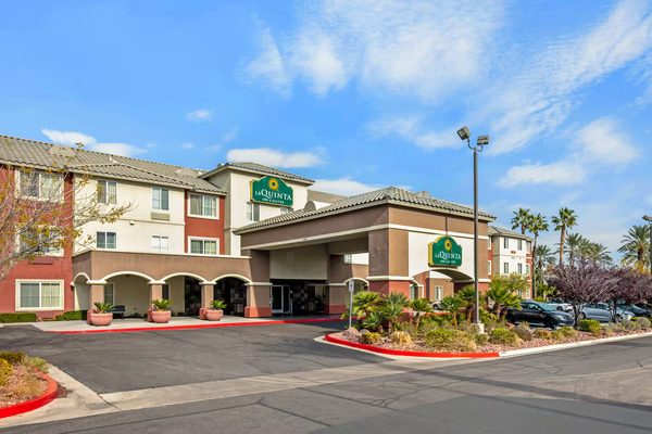 La Quinta Inn Suites by Wyndham Las Vegas Red Rock — Property
