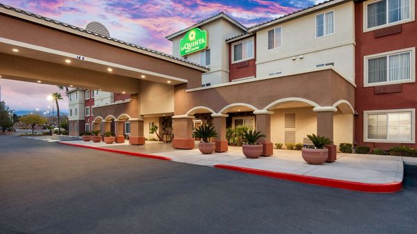 La Quinta Inn Suites by Wyndham Las Vegas Red Rock — Property