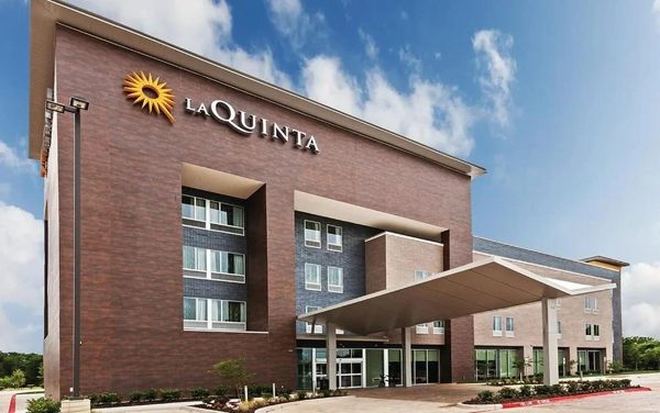 La Quinta Inn Suites by Wyndham Louisville — Property