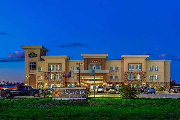 La Quinta Inn Suites by Wyndham Luling — Property