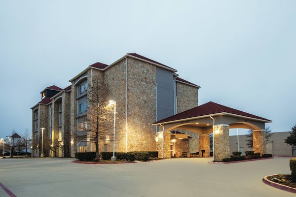 La Quinta Inn Suites by Wyndham Mansfield TX — Property