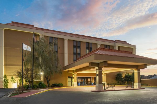 La Quinta Inn Suites by Wyndham Memphis Airport Graceland — Property
