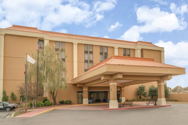 La Quinta Inn Suites by Wyndham Memphis Airport Graceland — Property