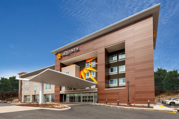 La Quinta Inn Suites by Wyndham Middletown — Property