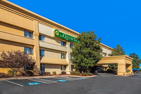 La Quinta Inn Suites by Wyndham N Little Rock McCain Mall — Property