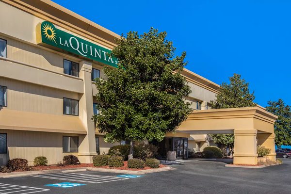 La Quinta Inn Suites by Wyndham N Little Rock McCain Mall — Property