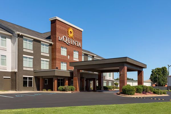 La Quinta Inn Suites By Wyndham Oxford Anniston — Property