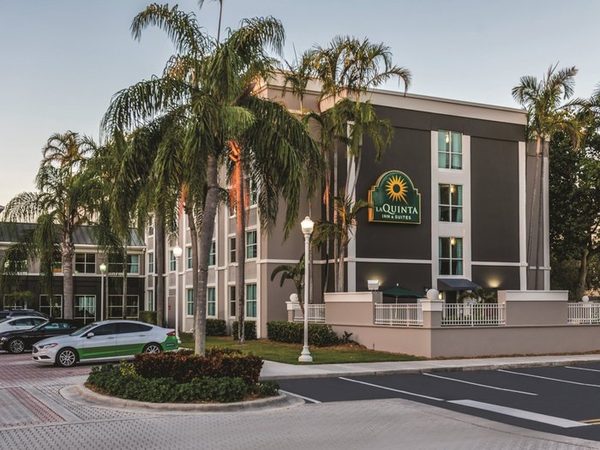 La Quinta Inn Suites by Wyndham Plantation at SW 6th St — Property