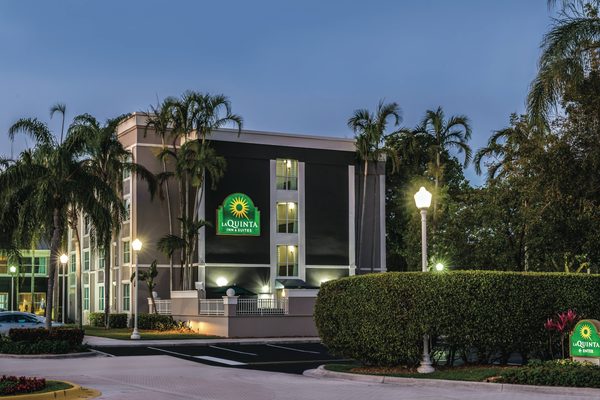 La Quinta Inn Suites by Wyndham Plantation at SW 6th St — Property