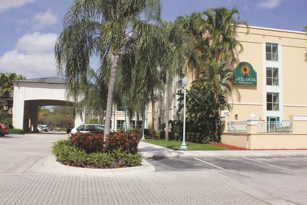 La Quinta Inn Suites by Wyndham Plantation at SW 6th St — Property