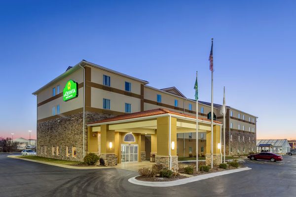 La Quinta Inn Suites by Wyndham Rockford — Property