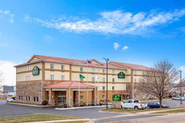 La Quinta Inn Suites by Wyndham Rockford — Property