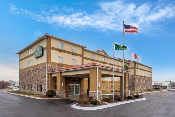 La Quinta Inn Suites by Wyndham Rockford — Property