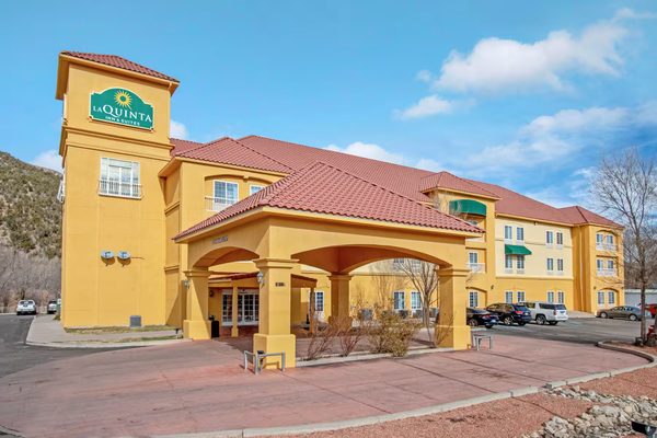 La Quinta Inn Suites by Wyndham Ruidoso Downs — Property