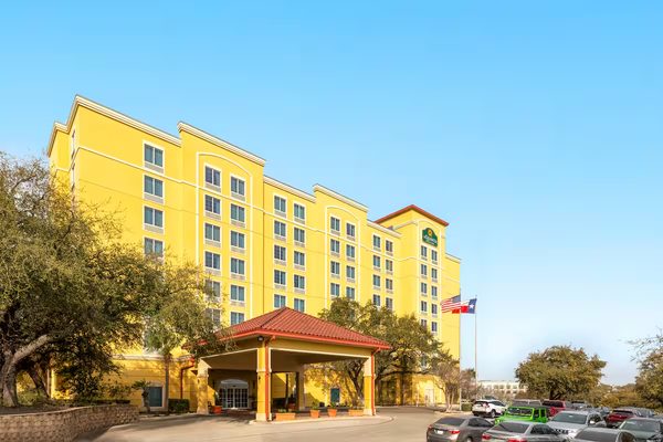 La Quinta Inn Suites by Wyndham San Antonio Medical Ctr NW — Property