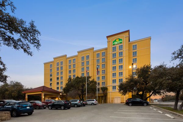 La Quinta Inn Suites by Wyndham San Antonio Medical Ctr NW — Property