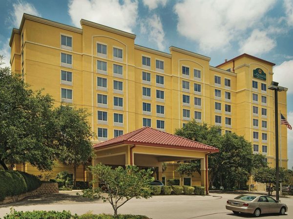 La Quinta Inn Suites by Wyndham San Antonio Medical Ctr NW — Property