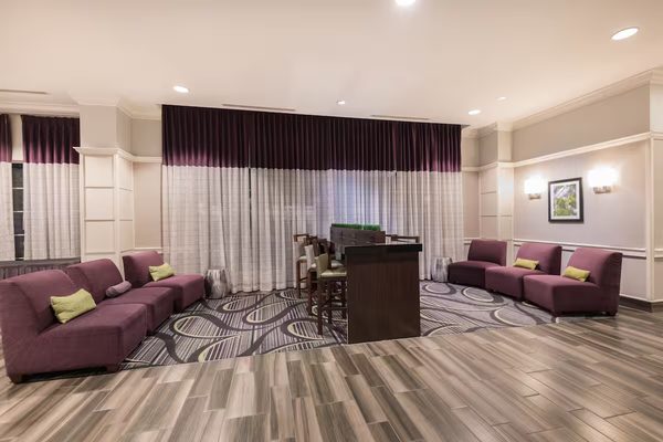 La Quinta Inn Suites by Wyndham San Antonio Riverwalk — Property