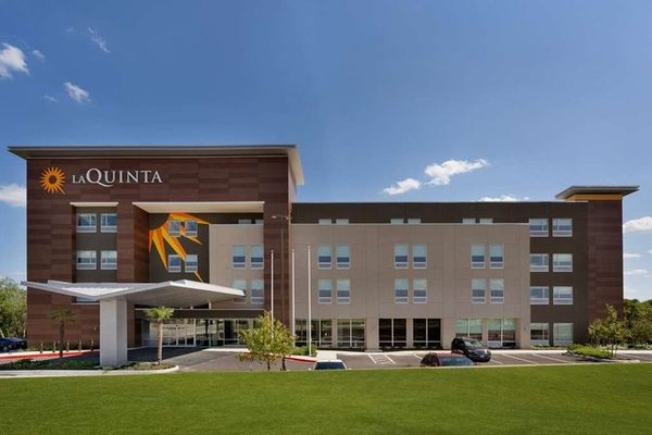 La Quinta Inn Suites by Wyndham San Antonio Seaworld LAFB — Property