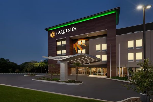 La Quinta Inn Suites by Wyndham San Antonio Seaworld LAFB — Property