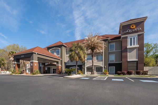 La Quinta Inn Suites by Wyndham Savannah Airport Pooler — Property