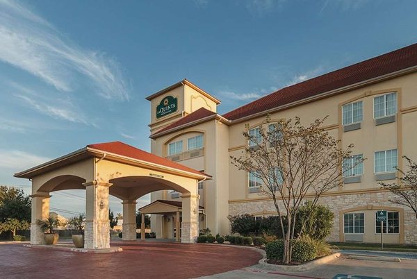 La Quinta Inn Suites by Wyndham Waxahachie — Property