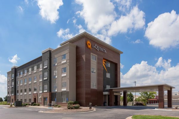 La Quinta Inn Suites by Wyndham Wichita Airport — Property